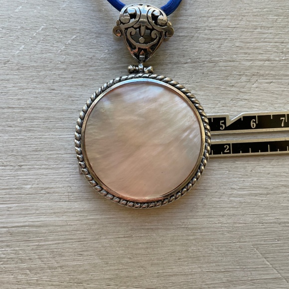 Stunning Vintage ExEx Pink Mother of Pearl Round - Picture 2 of 3